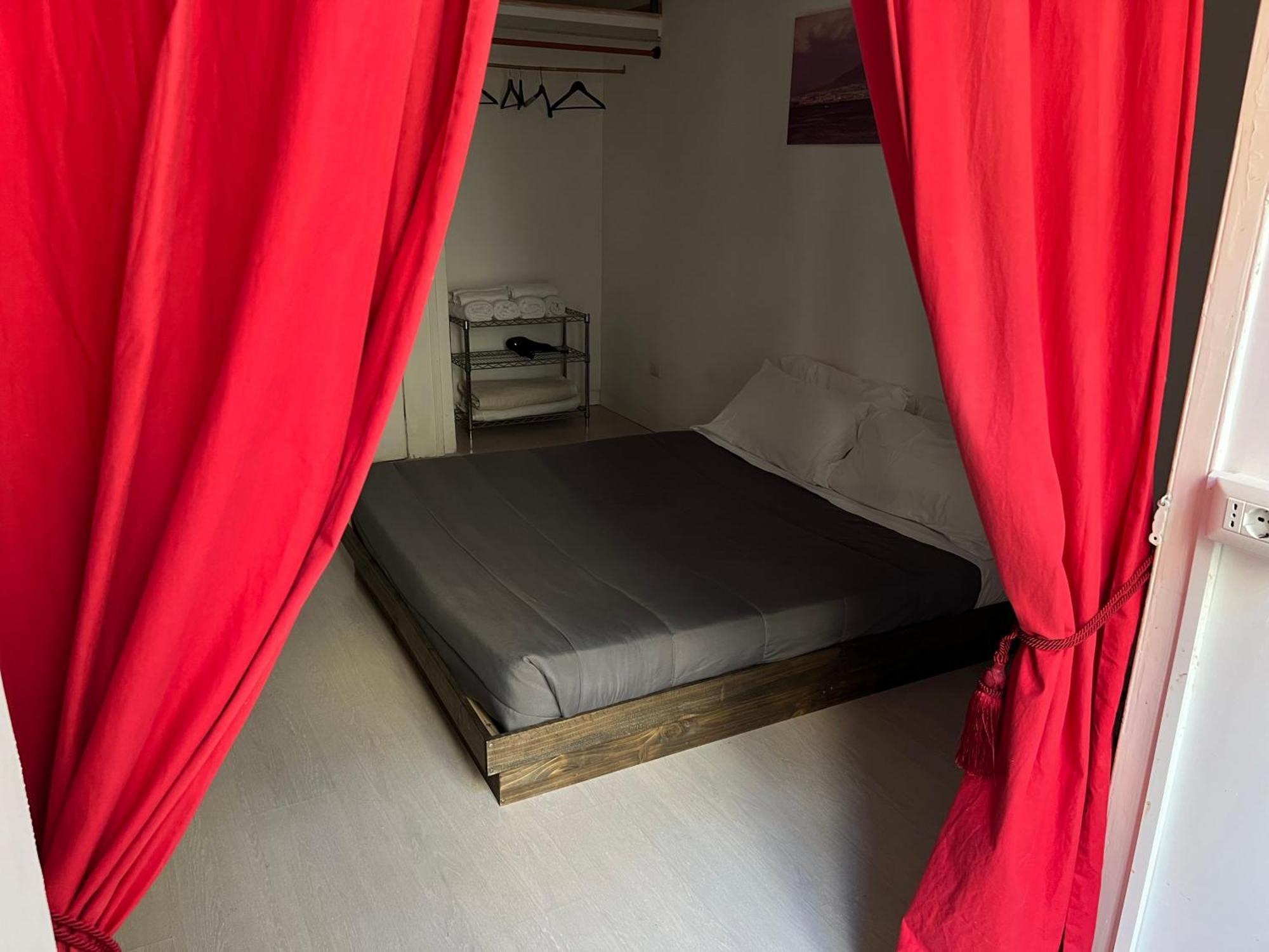 Carafa'S Central Apartment By Hhn Naples Luaran gambar